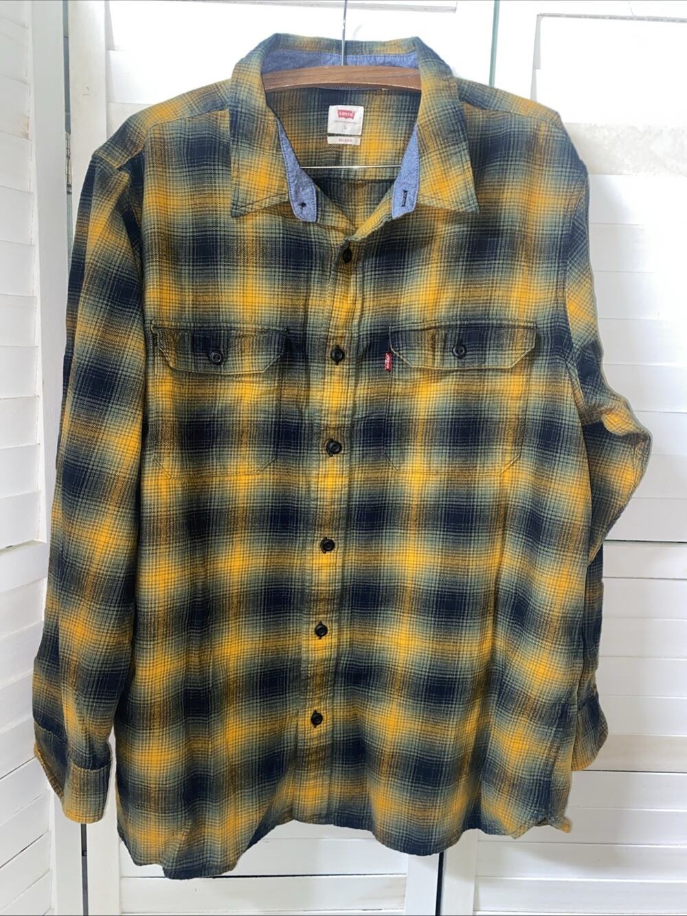 LEVI'S Mens Flannel Shirt Size Large Plaid Button up Long Sleeve Adult